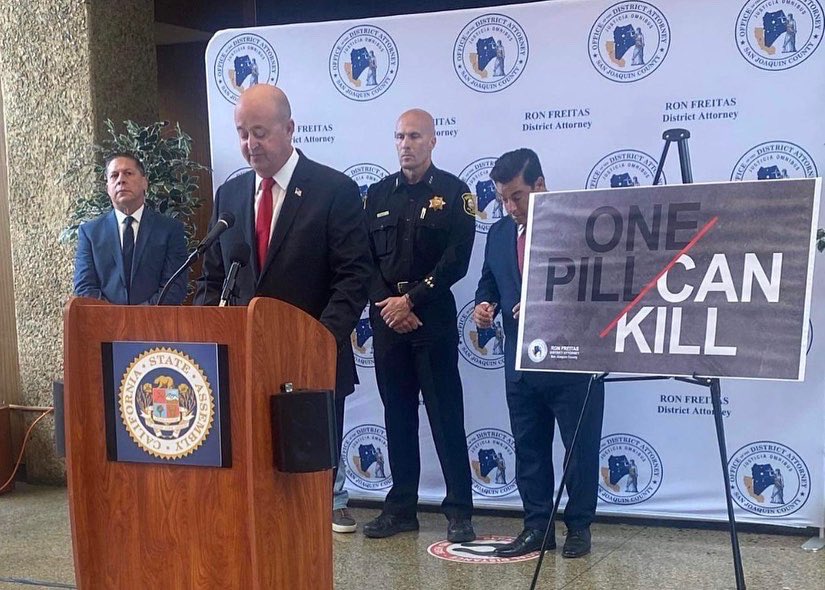 Sup_Rickman's tweet photo. Celebrating the signing of #AB701, which provides penalty enhancements to those who attempt to traffic fentanyl throughout CA.
If you are going to deal in this poison that is killing our children, SJCO will make sure you are prosecuted and spend time in prison. https://t.co/8aTSWrlB2p