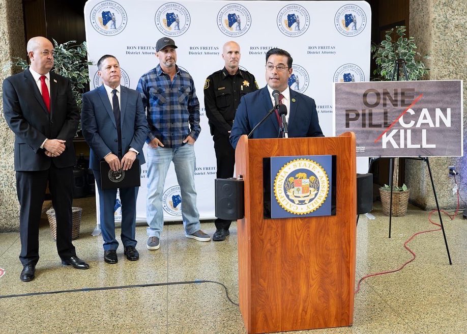 Sup_Rickman's tweet photo. Celebrating the signing of #AB701, which provides penalty enhancements to those who attempt to traffic fentanyl throughout CA.
If you are going to deal in this poison that is killing our children, SJCO will make sure you are prosecuted and spend time in prison. https://t.co/8aTSWrlB2p