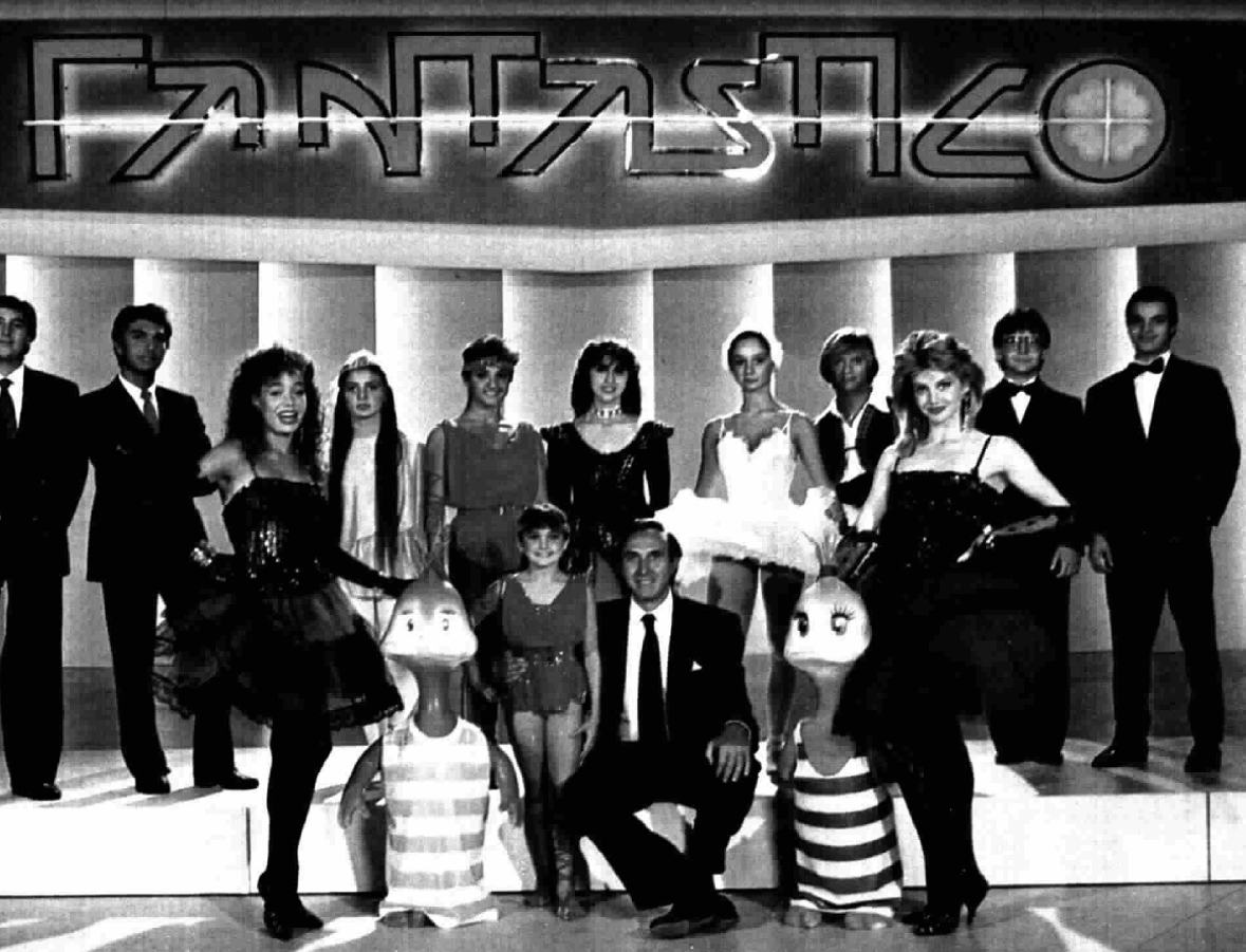 PaoloStarvaggi's tweet photo. #TV80 - sab. 19 ott. ‘85. Opulenta terza puntata del “Fantastico 6” (Rai1, 20.30) di Baudo. Oltre al cast fisso – Galyn Görg, Cuccarini, Grillo – sono ospiti Marcello Mastroianni, Al Bano e Romina, Gino Bramieri, Jack Lemmon, Diana Ross, Placido Domingo e Franco Zeffirelli. https://t.co/qvnbPy6smW