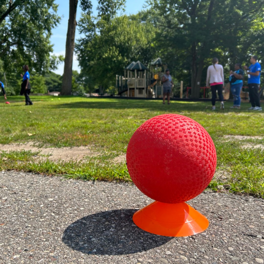 PlayworksSoCal's tweet image. Recess ball photo inspo ✨ Without googling, name a game you can play with this recess ball?  #playball #recesstime #recess #playworks #southerncalifornia