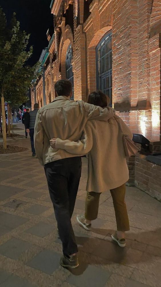 meandwh's tweet photo. night walks https://t.co/G8rXOKewcw