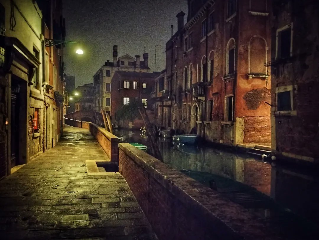 «En Venecia, más que en ningún otro sitio, el todo es más grande que la suma de sus partes. Por majestuosas que sean sus iglesias, por magníficos que sean sus 'palazzi', por deslumbrantes que sean sus pinturas, la obra maestra definitiva no es otra que la propia Venecia».