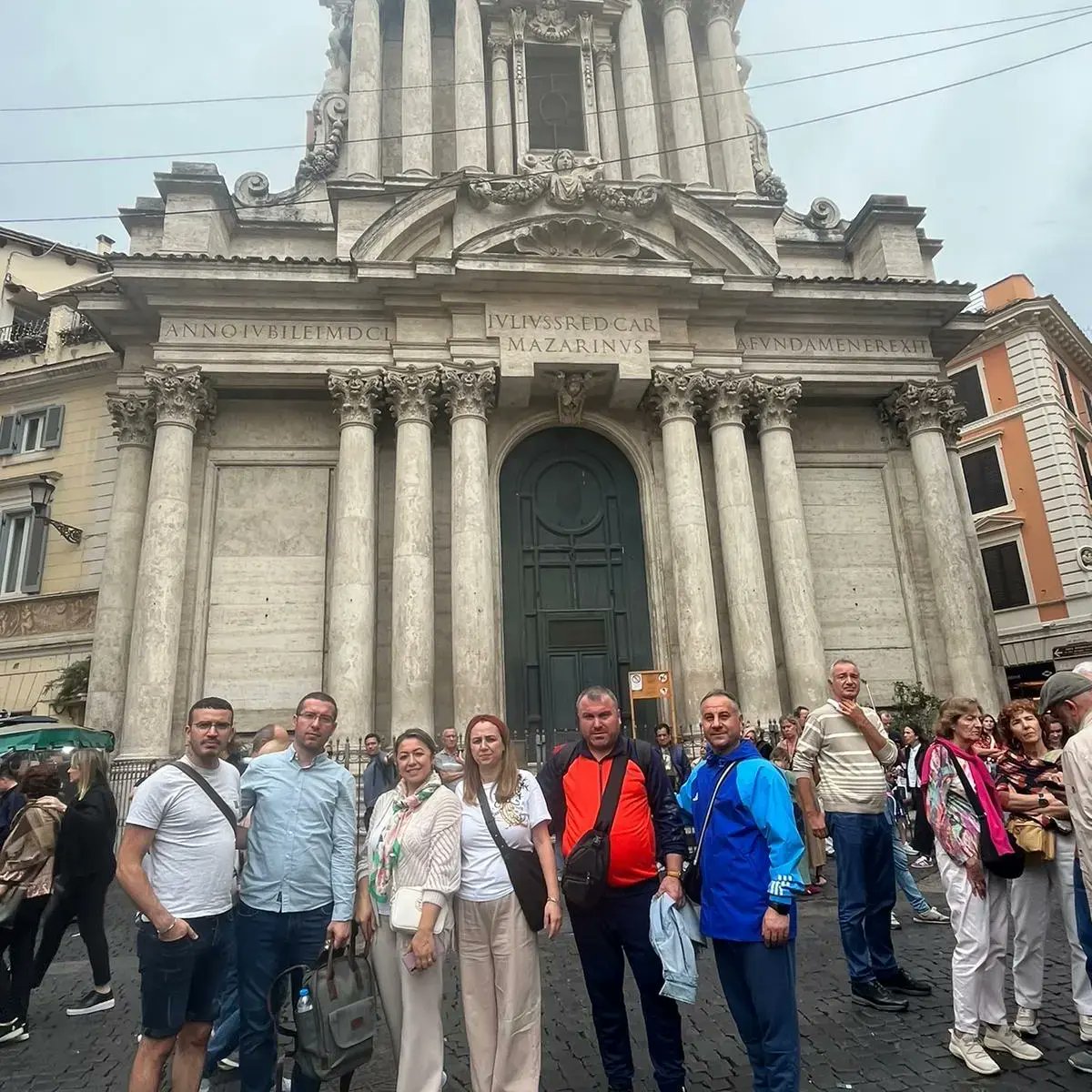 DOGAL_HAYATIKOR's tweet photo. Projemizin Roma hareketliliğinde gerçekleştirdiğimiz tarihi ve kültürel gezilerimizden kareler...
#ulusalajans
#erasmusplus
#fatsameb
#eczaciilhanilhanhazinedarortaokulu https://t.co/0JQ4wehHoG