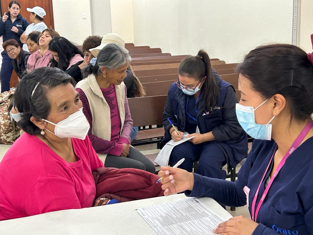 saludquito's tweet photo. 🙋🏽 #QuitoLuchaContraElCáncer I Nuestras brigadas de detección de cáncer de mama y cuello uterino reciben el apoyo de @OIMEcuador, con lectura de exámenes, mamografías y ecografías mamarias, y tratamiento de lesiones de cérvix.

¡Juntos por la vida!

@PatronatoSJ, @InclusionQuito https://t.co/3fb9ysCdRq