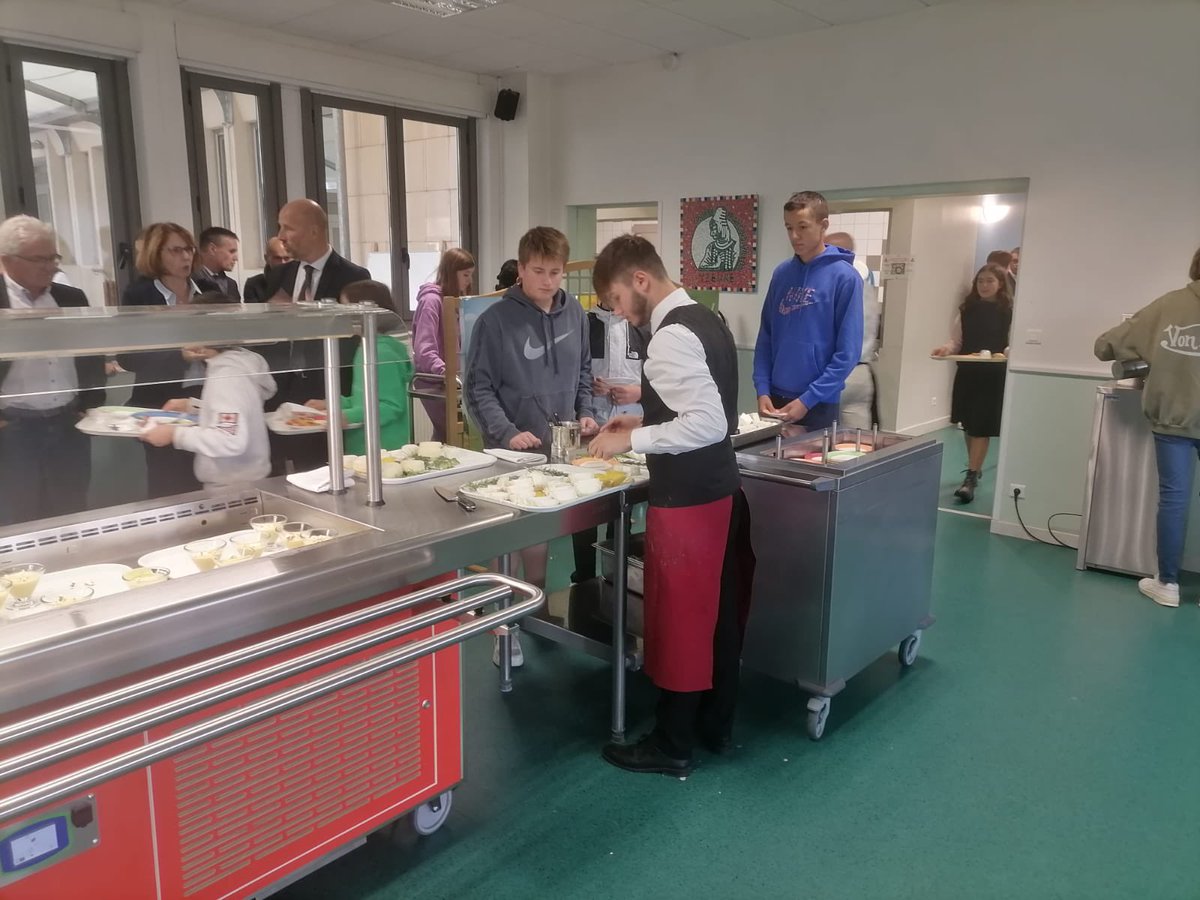 CyrilBonnetPro's tweet photo. Aujourd’hui, j’ai accueilli au collège de nombreux invités a l’occasion du Grand Repas, ce fut un réel plaisir de goûter aux plats préparés par notre chef de cuisine Hervé Bouton et le Chef des toques d’Auvergne, Matthieu OMONT #agrilocal03 #education https://t.co/8jXU88odwp