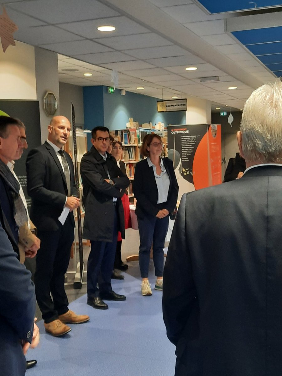 CyrilBonnetPro's tweet photo. Aujourd’hui, j’ai accueilli au collège de nombreux invités a l’occasion du Grand Repas, ce fut un réel plaisir de goûter aux plats préparés par notre chef de cuisine Hervé Bouton et le Chef des toques d’Auvergne, Matthieu OMONT #agrilocal03 #education https://t.co/8jXU88odwp