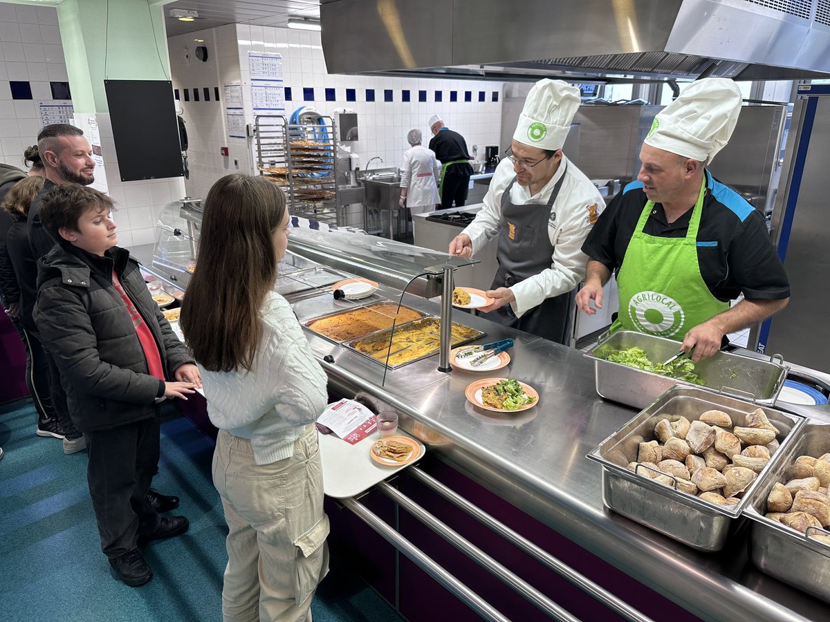 CyrilBonnetPro's tweet photo. Aujourd’hui, j’ai accueilli au collège de nombreux invités a l’occasion du Grand Repas, ce fut un réel plaisir de goûter aux plats préparés par notre chef de cuisine Hervé Bouton et le Chef des toques d’Auvergne, Matthieu OMONT #agrilocal03 #education https://t.co/8jXU88odwp