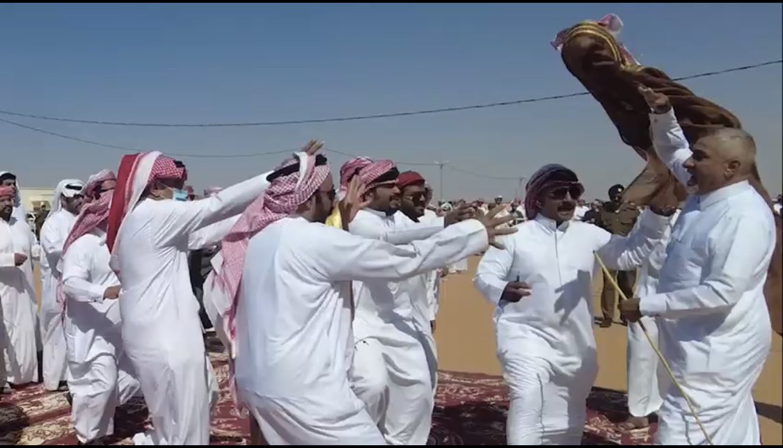 AliAbusaq's tweet photo. يالله ياللي لك عبادك تخضّع فالسجود
وتطلبك بالمركز اللي مايلقى له وصيف
ويالله بالعلم المجمل ليا جات الحشود
واجتمع كل ابلجٍ حس صوته له وحيف
يا العرجاء صلب جدي موسّعة الحدود
بيض الله وجيهكم يا منزّحة الحفيف
انتوا اهلٍ للحمايا على عصر الجدود
وفعلكم في صفحة المجد ناحتْه الرهيف
والله ان نفنى وتفنون يا نسل الفهود
مانسينا فعل جدانكم يوم الخليف
يوم صكوا سابق حسين بكبار القيود
مايبونه ينطح القوم ثم ركْب العسيف
فعلهم لليوم يذكر وهم تحت اللحود
ومجدهم في ذي وفي غيرها ضلعٍ منيف
والله إنكم مفخرة يام وافين العهود
يا هل الفعل المجمّل ضحى اليوم المخيف
احتميتوا "بشت عمّي" وخلق الله شهود
سمْع الاصقه صوتكم والفعل شافه كفيف
كن عزاويكم تزلزل مثل قصف الرعود
مايجي من بعْدها الا هماليل القنيف
#ابوساق