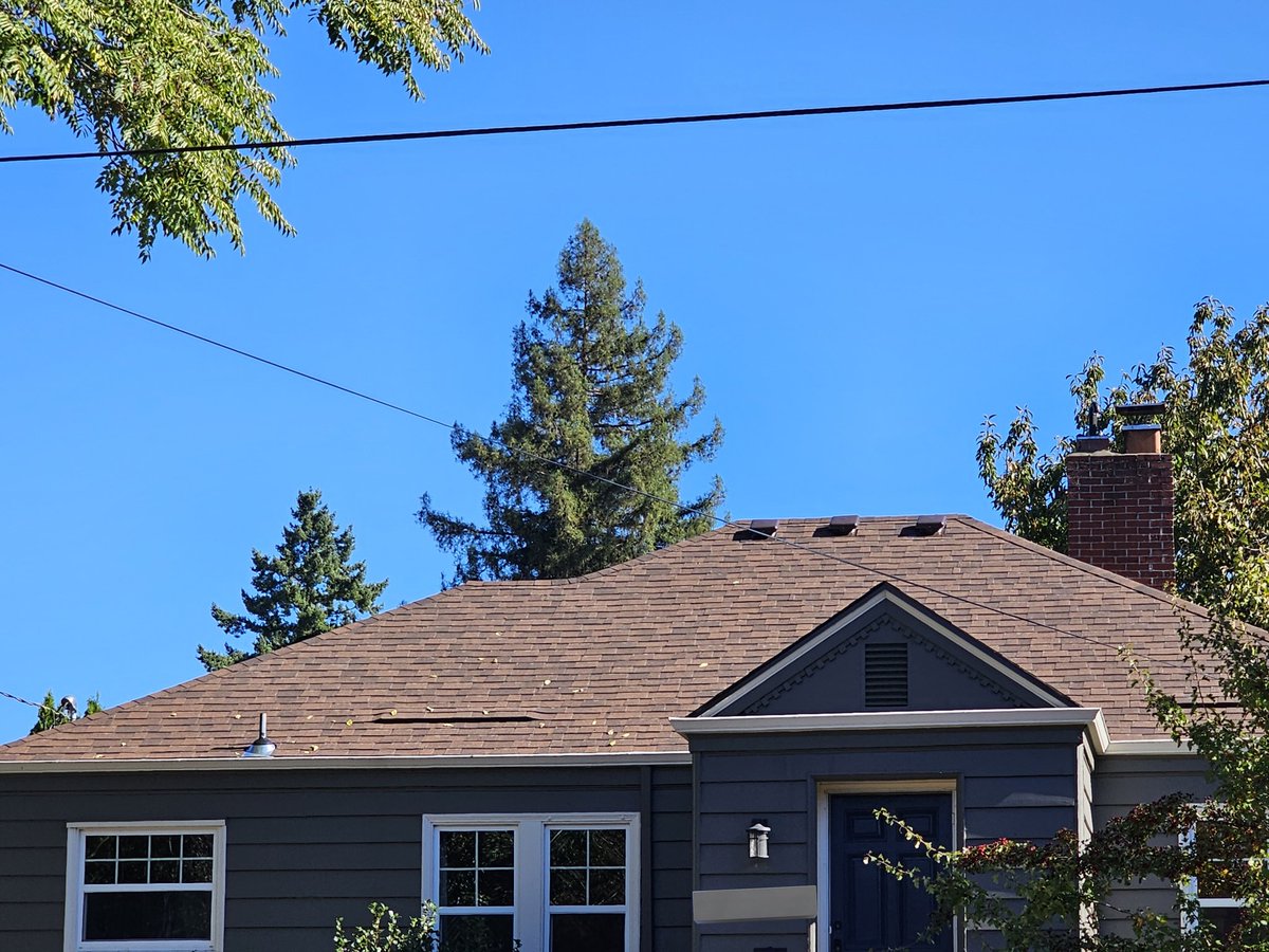 NwRoofTechInc's tweet photo. We love making houses look sharp with our shingles! #sharp #shingles #nwrooftech #sun #house #chimney #flashing #vent https://t.co/Q6AJTBt4uh