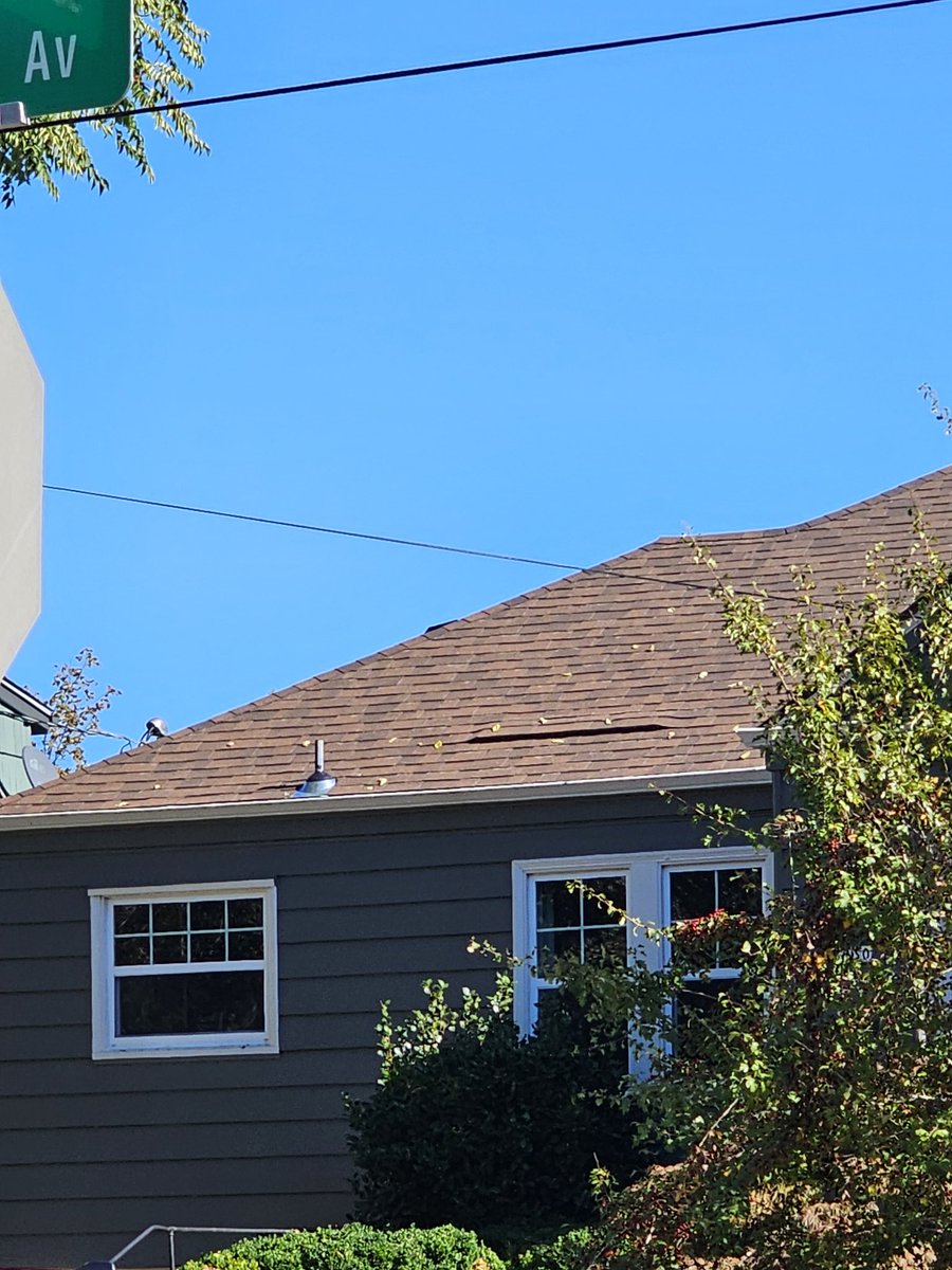 NwRoofTechInc's tweet photo. We love making houses look sharp with our shingles! #sharp #shingles #nwrooftech #sun #house #chimney #flashing #vent https://t.co/Q6AJTBt4uh