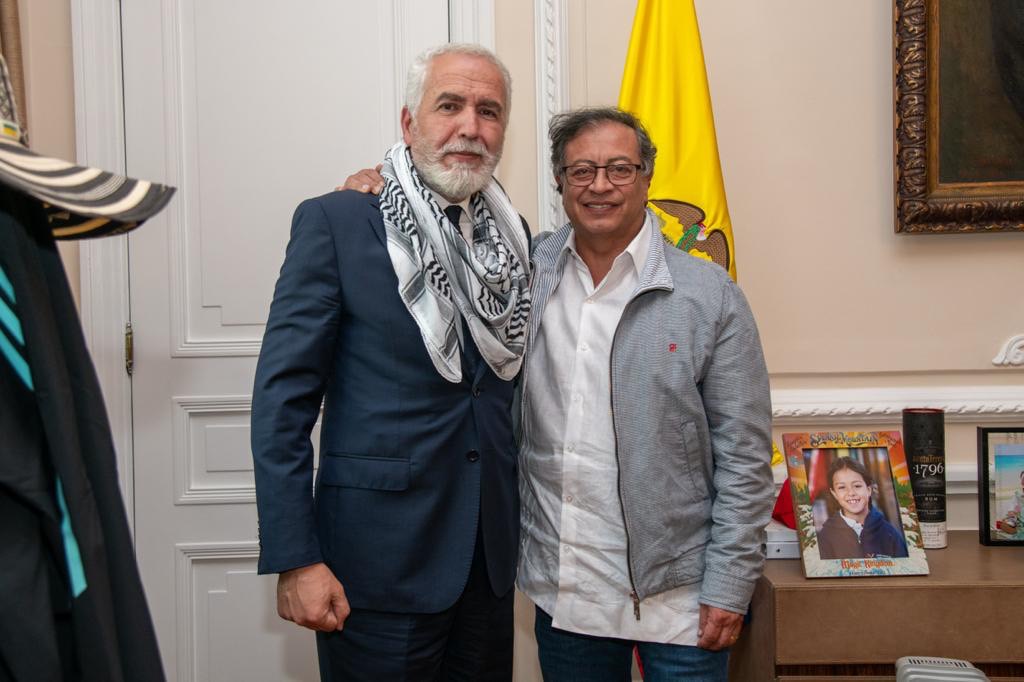 Me he entrevistado hoy con el embajador de Israel y el embajador de Palestina.

He expresado.mi posición de conseguir una conferencia internacional de paz que abra el camino para dos estados independientes y libres.

He expresado mi solidaridad con la  niñez israelí y palestina