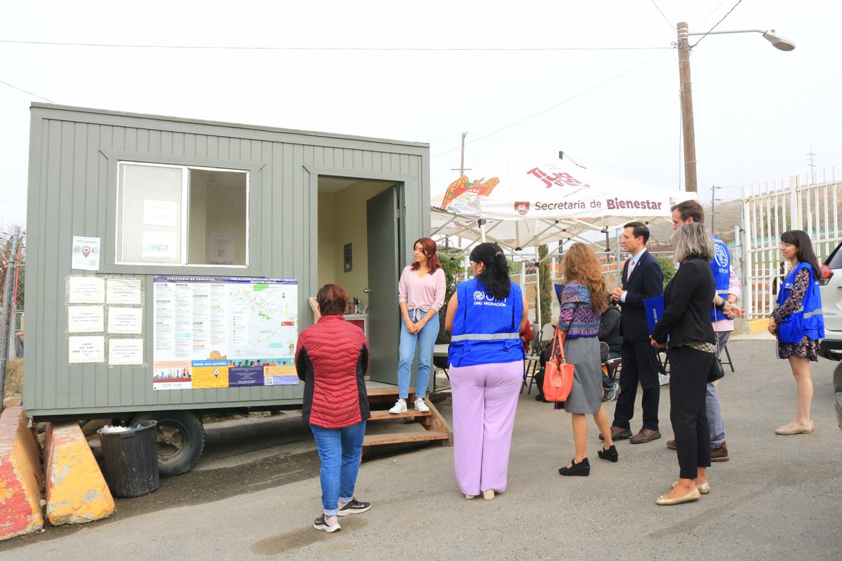 OIM_Mexico's tweet photo. 🌍 La Jefa de Misión, @DanaGraberLadek, y el Jefe Adjunto, Jeremy Mac Gillivray, de #OIM 🇲🇽 realizaron una visita al Módulo de Atención al Migrante en San Ysidro, operado por la Dirección Municipal de Atención al Migrante (#DMAM). https://t.co/nL6reuiLtY