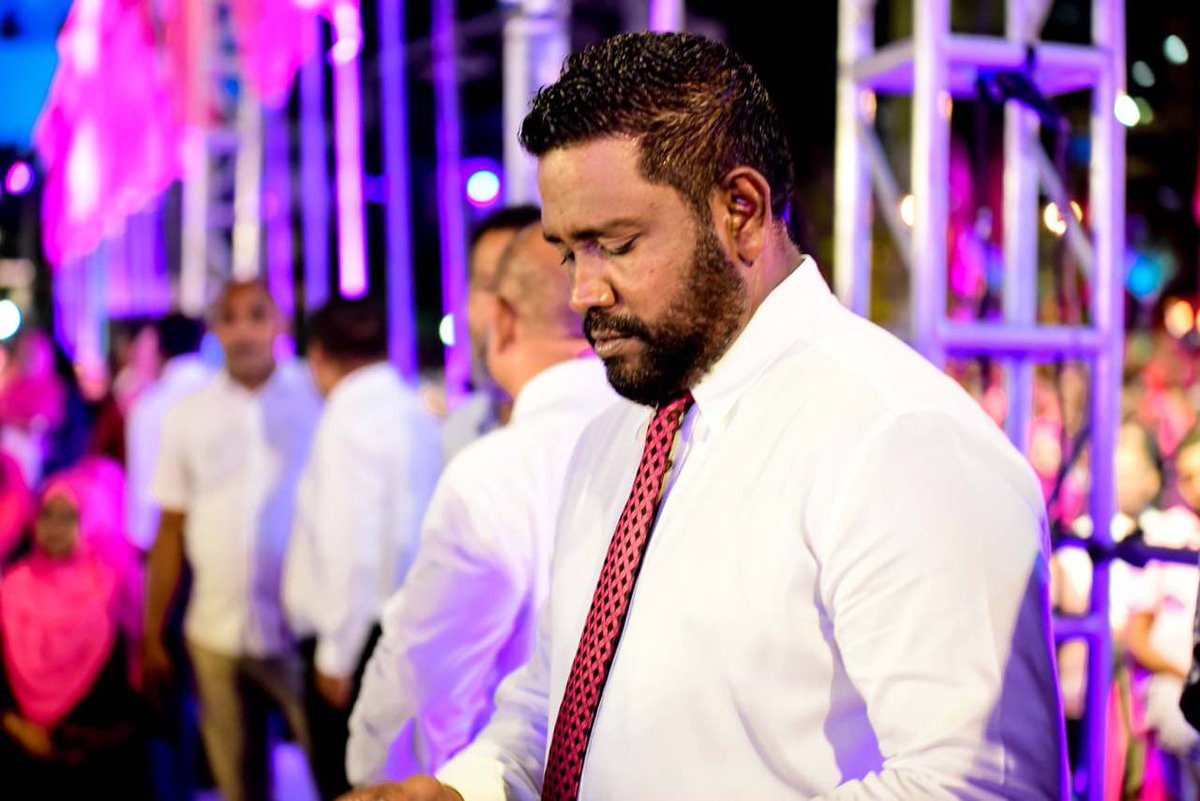 MPMohdIsmail's tweet photo. ގާނޫނީ ނިޒާމް ހިންގަންވާނީ ވަކިމީހަކު ތަފާތުނުކޮށް އެންމެންގެ މައްޗައް ހަމަހަމަ ކަމާއެކުގަކަން ގާނޫނުގަ ސާފްސަރީހަބަހުން ބަޔާންކޮށްފަ އޮންނައޮތުން ވެގެންމިދަނީ ކަނޑުގައަޅާ ރޮނގެއްފަދަ ގޮތަކައް ނިމެމުންމިދާ ސަރުކާރުން އަޅުގަނޑާމެދު ކޮށްފައިވާ ޓެރެރިޒަމް ދަވްވާއަކީ  ދިވެހި ޖުމްހޫރިއްޔާގެ ގާނޫނުގަ އަސީޔާގަ ކަޅާހުދުން ލިއެވި ކޮންމެރައްޔިތަކައްވެސް ކަށަވަރު ކޮށްދީފައޮތް ހައްގުން މަހުރޫމްކޮށް ފުލުހުންގެ ތެރޭގަހިމެނޭ  އައިއޯ ހުމާމްއާއި އައިއޯ ސުވޭބް އޭސީޕީ މުހަންމަދުރިޔާޒާ ކަމިސަނަރ ހަމީދު އަންގައިގެން ހިންގާފައޮތް ބޮޑުވެގެންވާ ޖަރީމާއެއްކަން ސަރިޔަތުގެ މަރުހަލާގަ ސާފްވާނެ  45 ފަސްދުވަހު ޖަލުގެ ކުޑަގޮޅީގަ ބަންދުކޮށްފަ އޮތްއޮތުން މާފްނުކުރާނެ  ކުށެއްކުރުންމުން  ލިބެނެޖެހޭ އަދަބެއް ބަލައިގަންނަން ގަސްތުގަ ފުލުހުން ރާވާހިންގި ޖަރީމާއެއްކަން ސާފްވާނެ