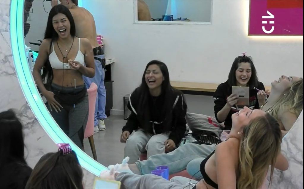 danmerenguito's tweet image. La renuncia que más me ha dolido de GH 😭
Gracias catita por ser tan buena amiga con nuestra skar,  y con todas las chicas en general,te amamos y definitivamente se notará tu ausencia en la casa 😖🤍🫶
#SkarlerhGh #icata #granhermana #reinasbellas #GranConstanza #granhermanoChv