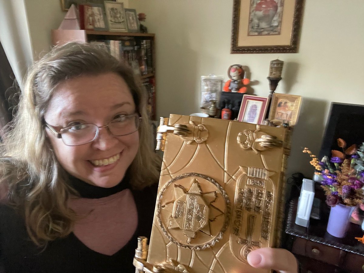 I regret nothing…and it’s so pretty!

#booknerd #themummy #moviereplica #amunra #impulsebuy #bookbox #iregretnothing