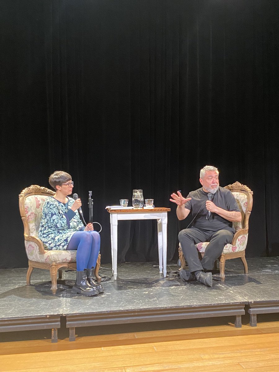 Carolina_Ethel's tweet photo. En el bellísimo @TeatroSolis conversando con @alarconcasanova y #AzulCordo sobre las nuevas formas de contar la realidad desde la escena
El #PeriodismoPerformatico que empuja @revistaanfibia y que inspira en nuestro primer @FestivalGabo en #Macondo @FundacionGabo @EmbajadaColUru https://t.co/2Y5IgJBqDz