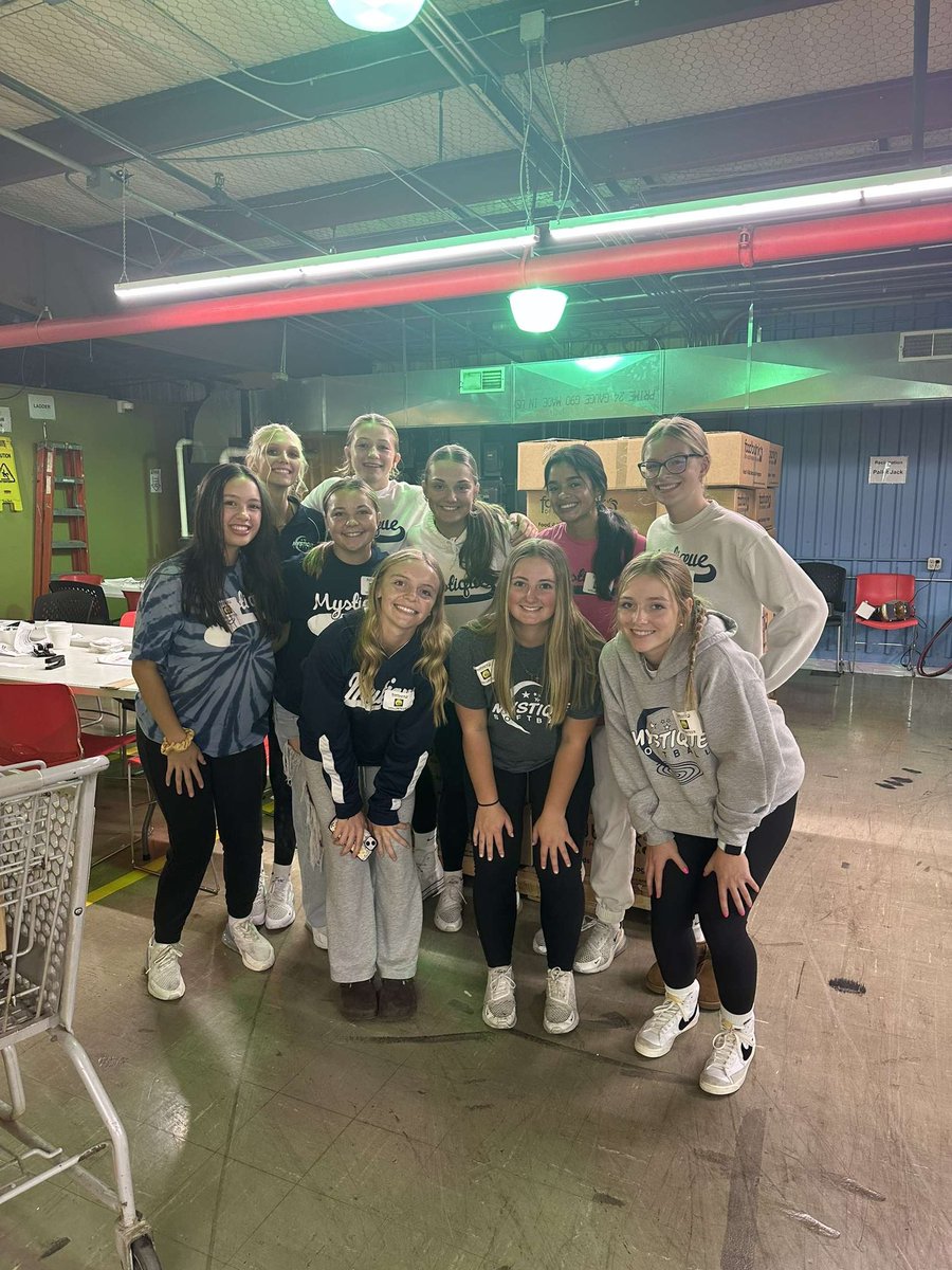 avery_kidwell's tweet photo. Had a great time volunteering at the local food bank last night with my team! @mystique16u I love these amazing girls! @GVSUSoftball @jenmack18 @MastodonSB @PNWSoftball @tkzink247 @IUPUISoftball @NIUSoftball @WMUSoftball @DugoutDolls_sb @jaeaglessb https://t.co/5ddJqSk1hm