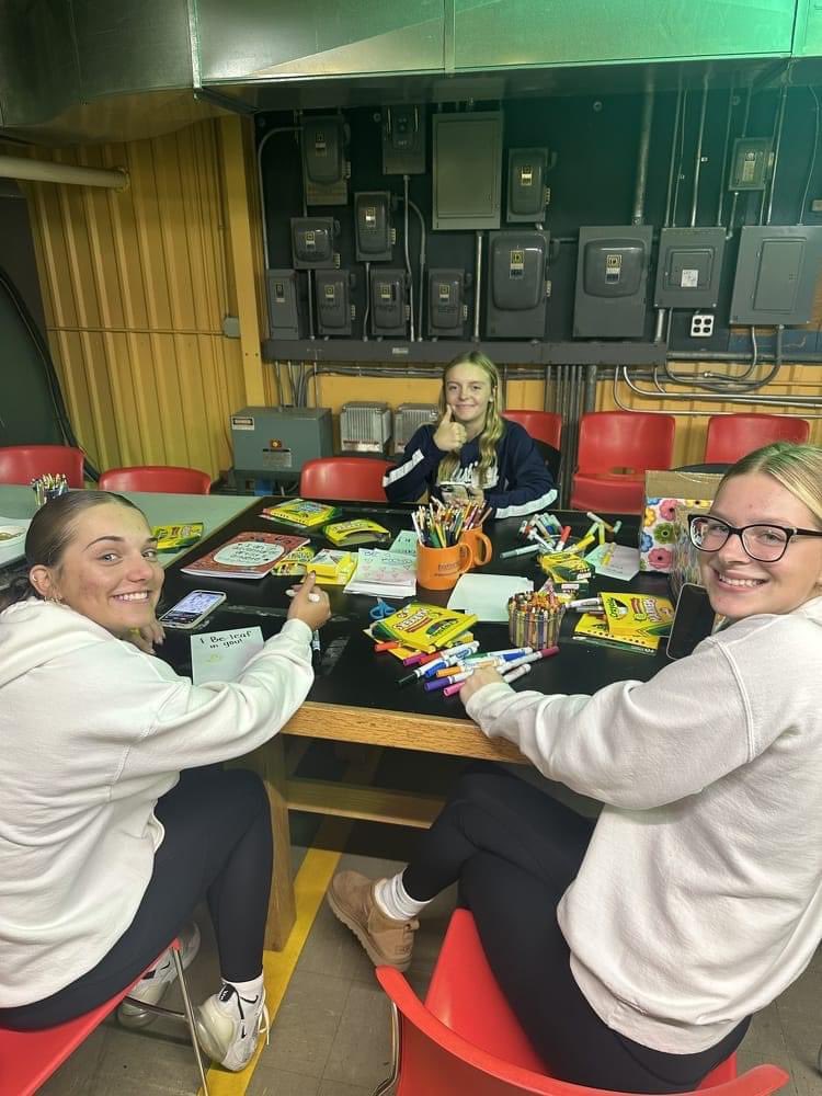 avery_kidwell's tweet photo. Had a great time volunteering at the local food bank last night with my team! @mystique16u I love these amazing girls! @GVSUSoftball @jenmack18 @MastodonSB @PNWSoftball @tkzink247 @IUPUISoftball @NIUSoftball @WMUSoftball @DugoutDolls_sb @jaeaglessb https://t.co/5ddJqSk1hm