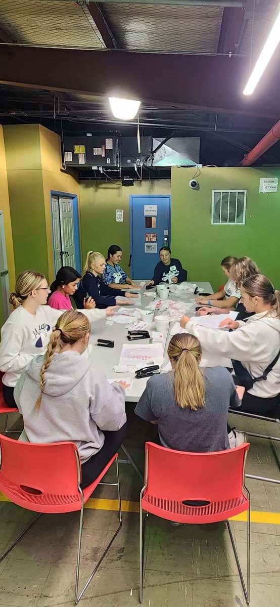 avery_kidwell's tweet photo. Had a great time volunteering at the local food bank last night with my team! @mystique16u I love these amazing girls! @GVSUSoftball @jenmack18 @MastodonSB @PNWSoftball @tkzink247 @IUPUISoftball @NIUSoftball @WMUSoftball @DugoutDolls_sb @jaeaglessb https://t.co/5ddJqSk1hm