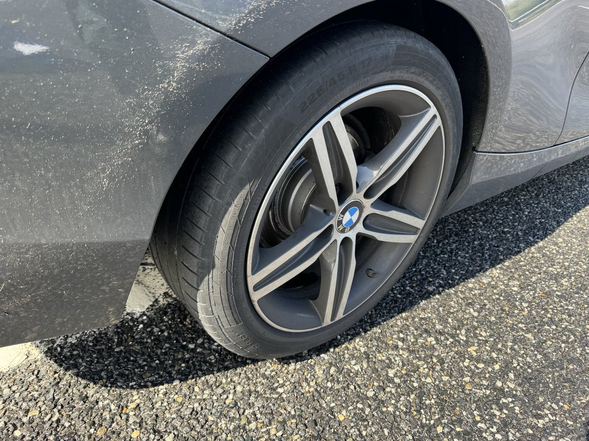 Hoy tocó salidas de vía…
¿Sabes que las propiedades de adherencia de un neumático se ven muy mermadas a partir de los 5 años de fabricación?
La goma en su exterior tiene un círculo con 4 dígitos. Los 2 primeros semana de fabricación, los segundos año.
No arriesgues ¡cámbialas!