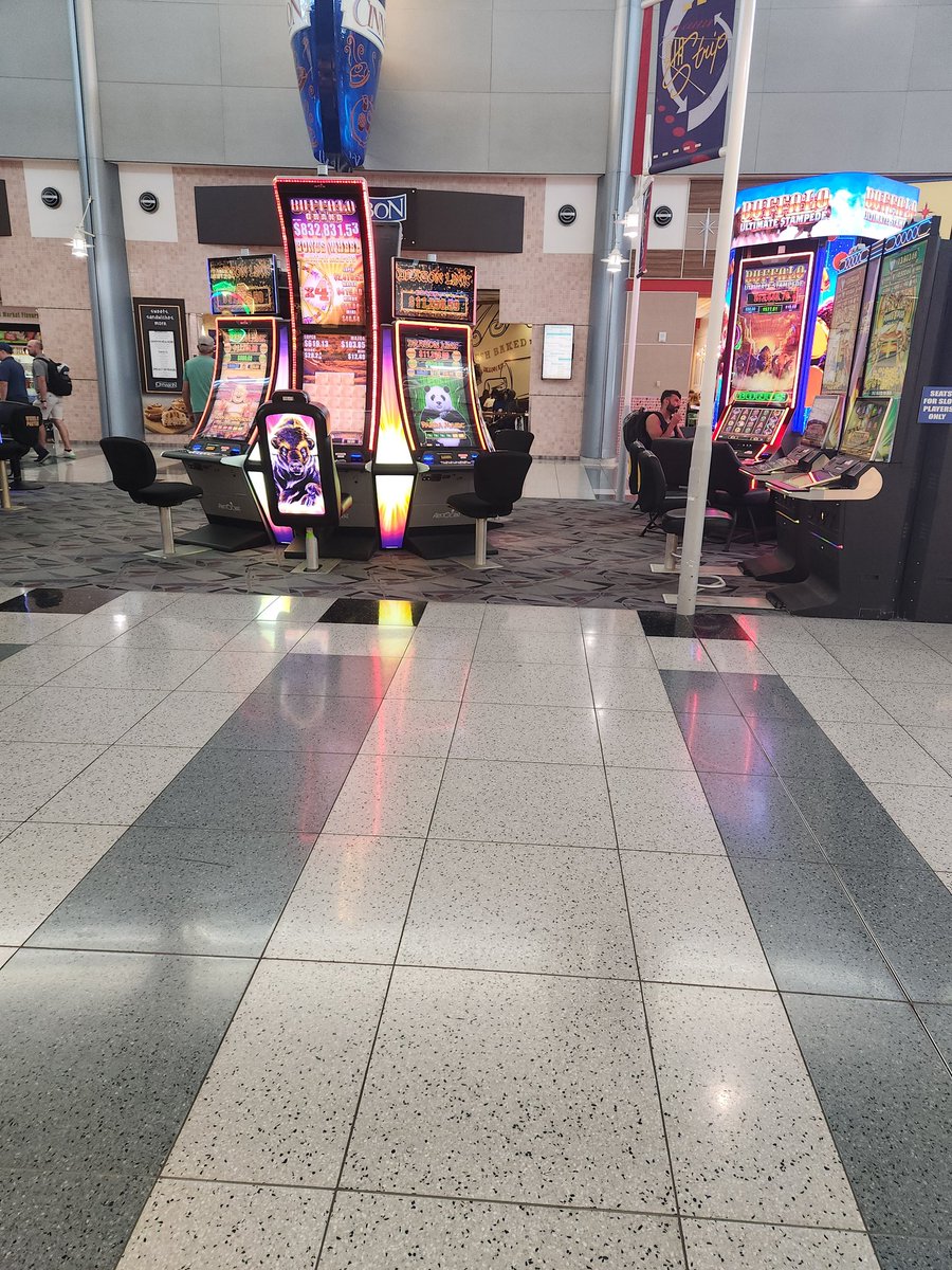 MikeplayForFun's tweet image. Well I guess I am in Vegas, there are 🎰🎰🎰 in the airport #TwitchConLasVegas