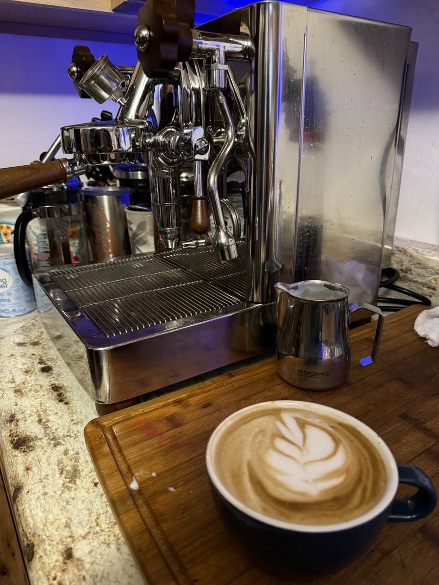 Daudaa__'s tweet photo. Made a latte for my sister I like how this one turned out! https://t.co/7iqVfkhqL2