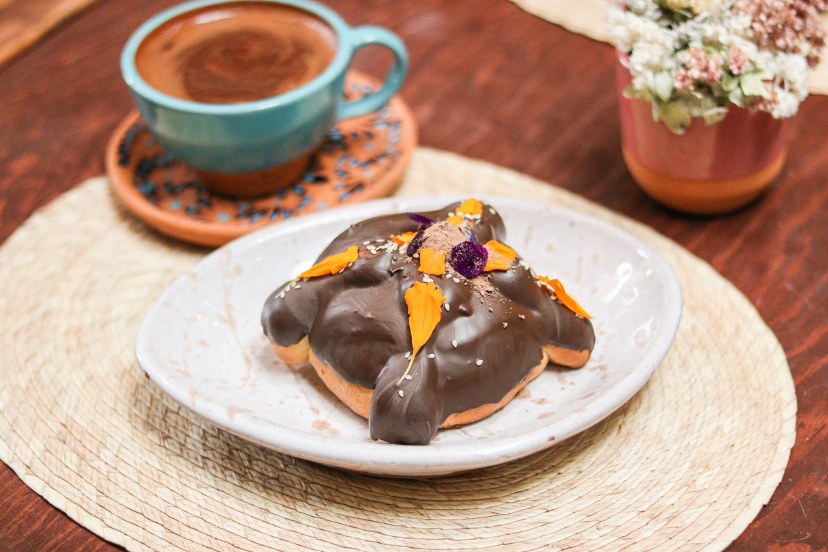 🕯️💐Ya llegó esa temporada del año, donde ponemos nuestro altar y nos disponemos a comer pan de muerto con chocolate o champurrado todos los días 🤎.

#pandemuerto #diademuertosmx #natlali #food #foodie #plantbased #cdmx #sanangel