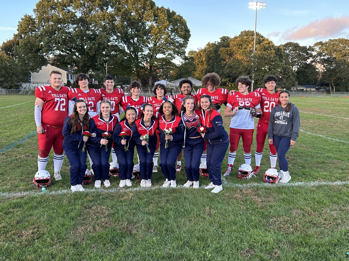 tgrimesri's tweet photo. Seniors! @TgAthletics @TitansToll #TGPRIDE https://t.co/jdDVcvH57s