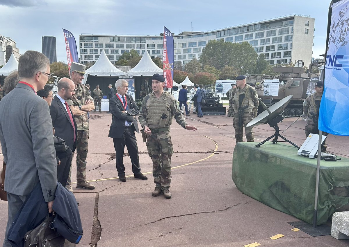 48eRT_CDC's tweet photo. Aujourd’hui fierté pour le 48 de pouvoir présenter le #CTNC aux hautes autorités civiles et militaires, notamment le #CEMAT et le #GMP lors de la #PIHEDN2023.
#transmissions #DeCombat
@armeedeterre @COMSIC_FR https://t.co/yHMNj4Zxni
