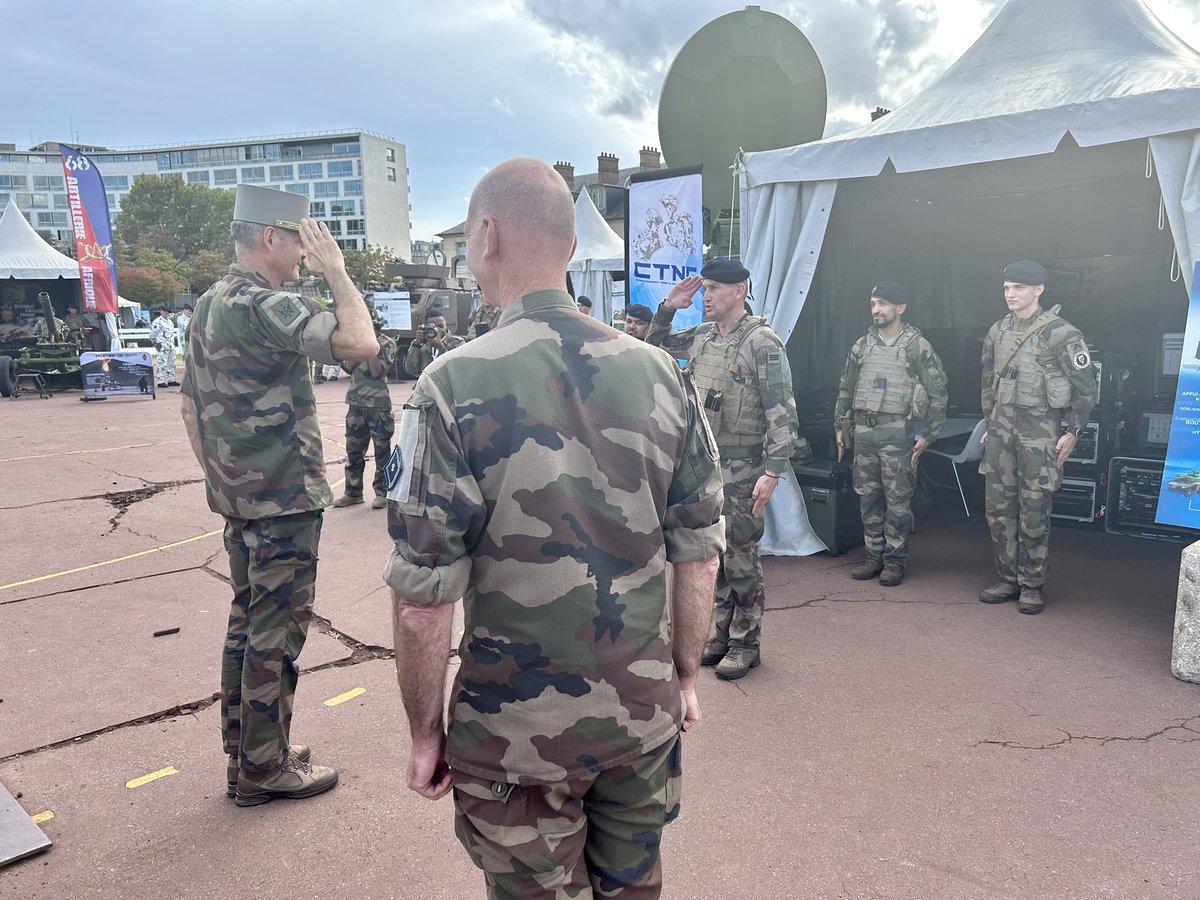 48eRT_CDC's tweet photo. Aujourd’hui fierté pour le 48 de pouvoir présenter le #CTNC aux hautes autorités civiles et militaires, notamment le #CEMAT et le #GMP lors de la #PIHEDN2023.
#transmissions #DeCombat
@armeedeterre @COMSIC_FR https://t.co/yHMNj4Zxni