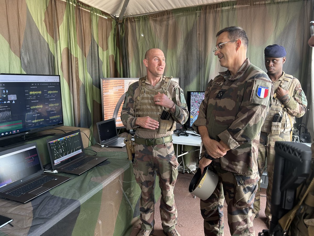 48eRT_CDC's tweet photo. Aujourd’hui fierté pour le 48 de pouvoir présenter le #CTNC aux hautes autorités civiles et militaires, notamment le #CEMAT et le #GMP lors de la #PIHEDN2023.
#transmissions #DeCombat
@armeedeterre @COMSIC_FR https://t.co/yHMNj4Zxni