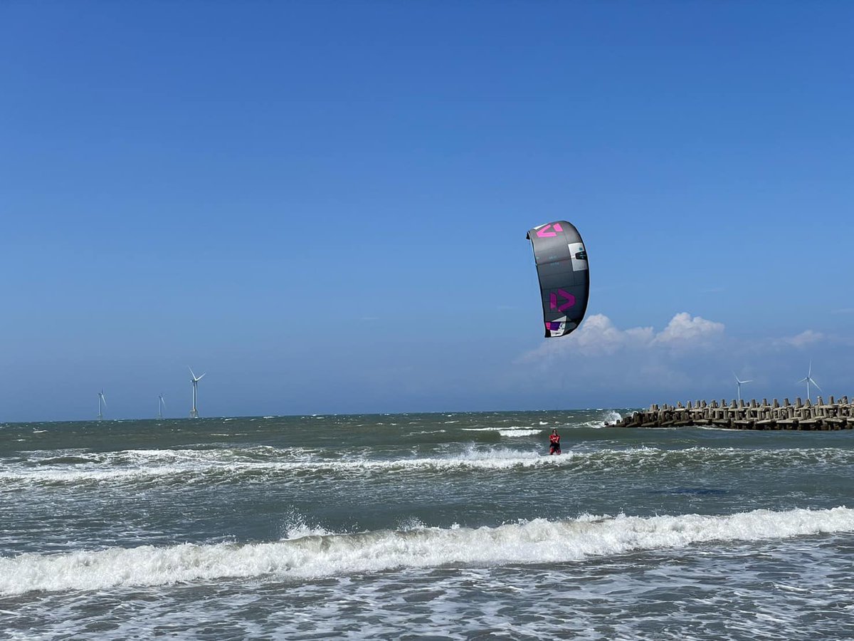 Japchewy's tweet photo. Nothing finer than a full kite https://t.co/5L1BrvBc0B