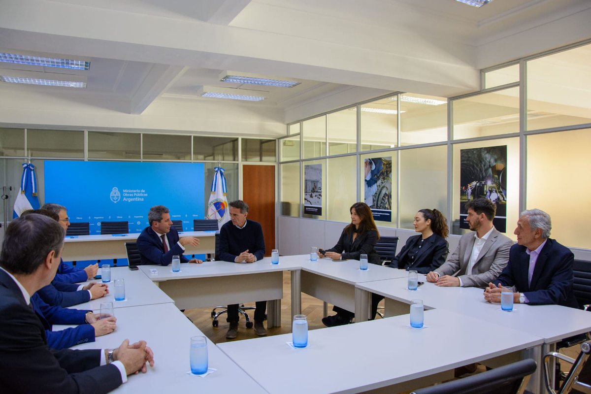 sergiounac's tweet photo. Trabajamos incansablemente por y para San Juan, garantizando el ritmo de progreso de nuestra querida provincia. 

Hace tiempo trabajamos para que los sanjuaninos tengan nueva ruta en el tramo comprendido entre la localidad de Tres Esquinas y la intersección con la Ruta Provincial Nº 295, en Cochagual.

26 nuevos kilómetros de autopista en la Ruta Nacional N° 40 son una realidad.

También gestionamos avances en la repavimentación en la Sección III del tramo entre Talacasto y San Roque.

Porque conectar a San Juan es crecimiento con desarrollo para todos los sanjuaninos y sanjuaninas.