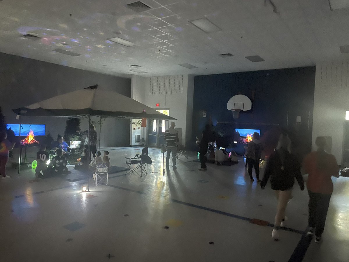 Telling campfire 🔥 stories in the gym during Literacy Night <a href="/HamptonOaksElem/">HamptonOaksElem</a> <a href="/SCPSchools/">Stafford Schools</a> #ElevateStafford