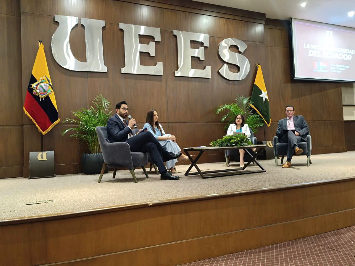 🔰 El Dr. @santiagoquirof, rector, participó como moderador en  conversatorio \, image size:1200x900