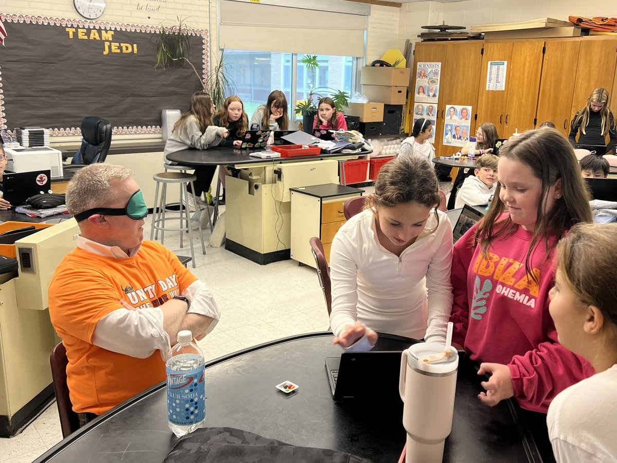 dcchill22's tweet photo. In my @MythBusters elective we were testing product claims and this group wanted to see if you can “Taste the Rainbow” as Skittles claims. Well, @RyanWOHara was 40% successful. @SHELLNORTHSHORE @drzublionis @CarolASmyth @donttrythis https://t.co/rXRCMTVJwQ