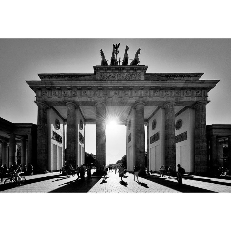 AltonCameraClub's tweet photo. 1/2 @AltonCameraClub held the first Mobile Phone Photography Competition last Weds.  The competition proved popular with 34 entries. Judge Chris Dixon, awarded 1st to Ian Bailey for 'Goodwood Fairground', 2nd @wendybdavies for 'Brandenburg Gate, 3rd to Ian Larkin for 'Spinnaker'. https://t.co/HzGon5TTd5
