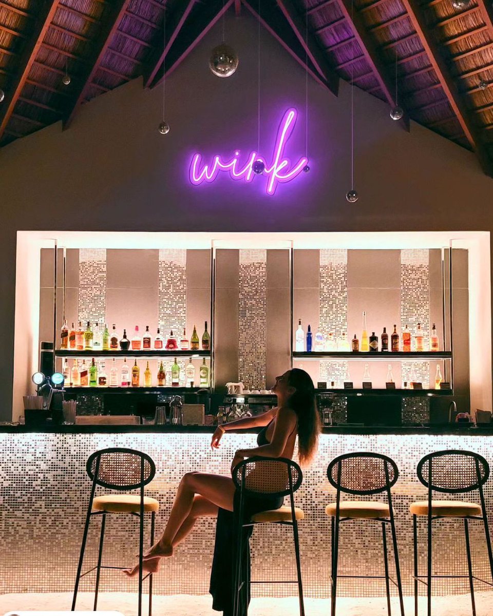 resortbeds's tweet photo. Step into Wink, where everything you need to unwind is right at your fingertips.

Pair your favourite handcrafted cocktail with delicious snacks, great conversations, and live music to keep you vibing through the night. 🍸🎶 https://t.co/7uBIbgaYpl