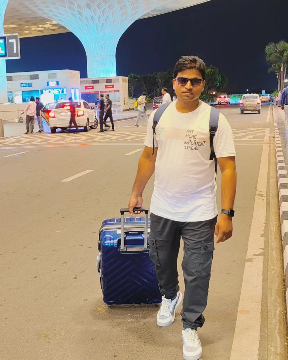 ShaivalPal's tweet photo. ShaivalPal Updater at mumbai airport #mumbaiairport #Airport #shaivalpalupdater #youtuber https://t.co/42fixyVwpz