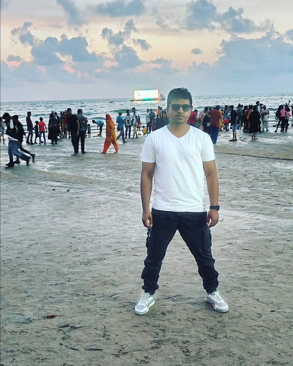 ShaivalPal's tweet photo. ShaivalPal Updater at juhu chaupati mumbai #juhubeach #juhuchaupati #shaivalpalupdater #youtuber https://t.co/XOaUq3VMqx