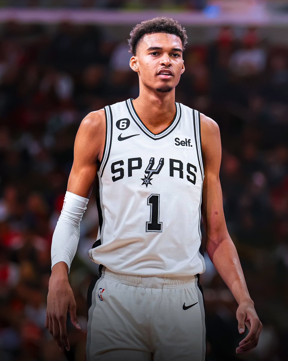 frankmikesmith's tweet image. In honor of another Alien making an NBA debut, here’s a thread of NBA giants making people/objects look like ants…