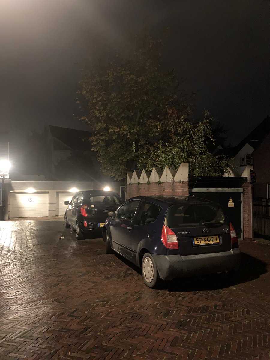 Wimzegt's tweet photo. Donderdag 19 oktober Het gaat hier in de Rozemarijnsteeg met illegaal parkeren in #autoluwe binnenstad ‘van kwaad tot erger’ @lucasbolsius! Het begint op nalatig handelen te lijken Te weinig Handhaving en als @Gem_Amersfoort niet willen luisteren naar oplossingen van bewoners https://t.co/EpsOa4nDdQ