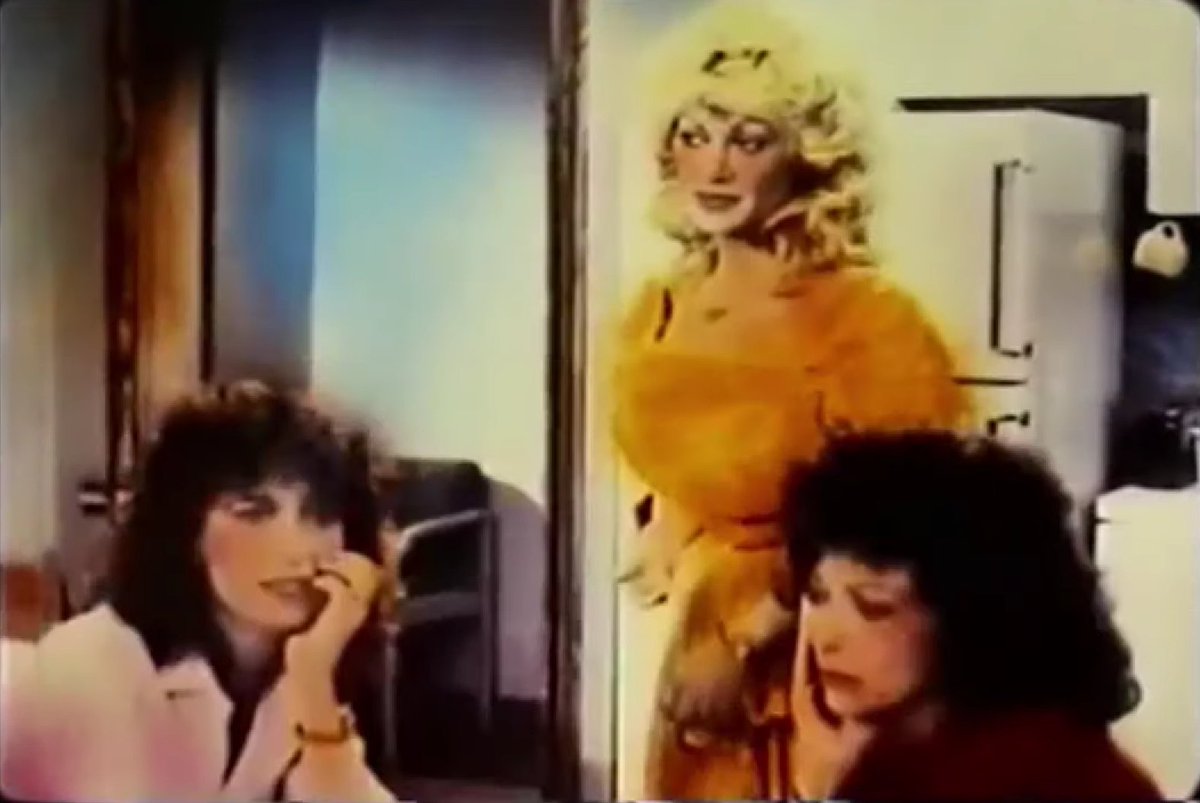 PaoloStarvaggi's tweet photo. #TV80 - dom. 20 ott. ‘85. Alle 19, per limitare i danni della partita sulla Rai, la “Buona domenica” di Canale5 manda la sitcom “Dalle 9 alle 5, orario continuato”, tratta dall'omonimo film ('80): vita d'ufficio di tre segretarie (Rita Moreno, Rachel Dennison e Valerie Curtin). https://t.co/aIMEEPyTXu