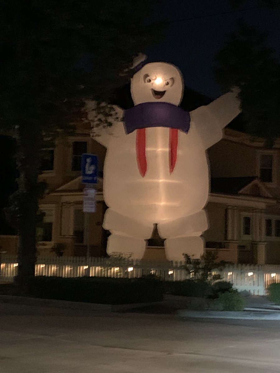 SoCountiesNews's tweet image. Beloved @CityOfOrangeCA 25 ft tall Stay Puft Marshmallow Man was murdered last night in the front of his Shaffer St home. Residents outraged by the brutal, egregious &amp;amp; unconscionable act. Adding insult to injury, it was a slice to his crotch that took him down. @CityOfOrangePD