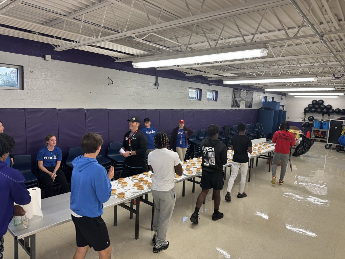 PurplesFootball's tweet photo. Appreciate @Hillvue feeding our team tonight! #ReachWeek! https://t.co/o4gxYTKv9u