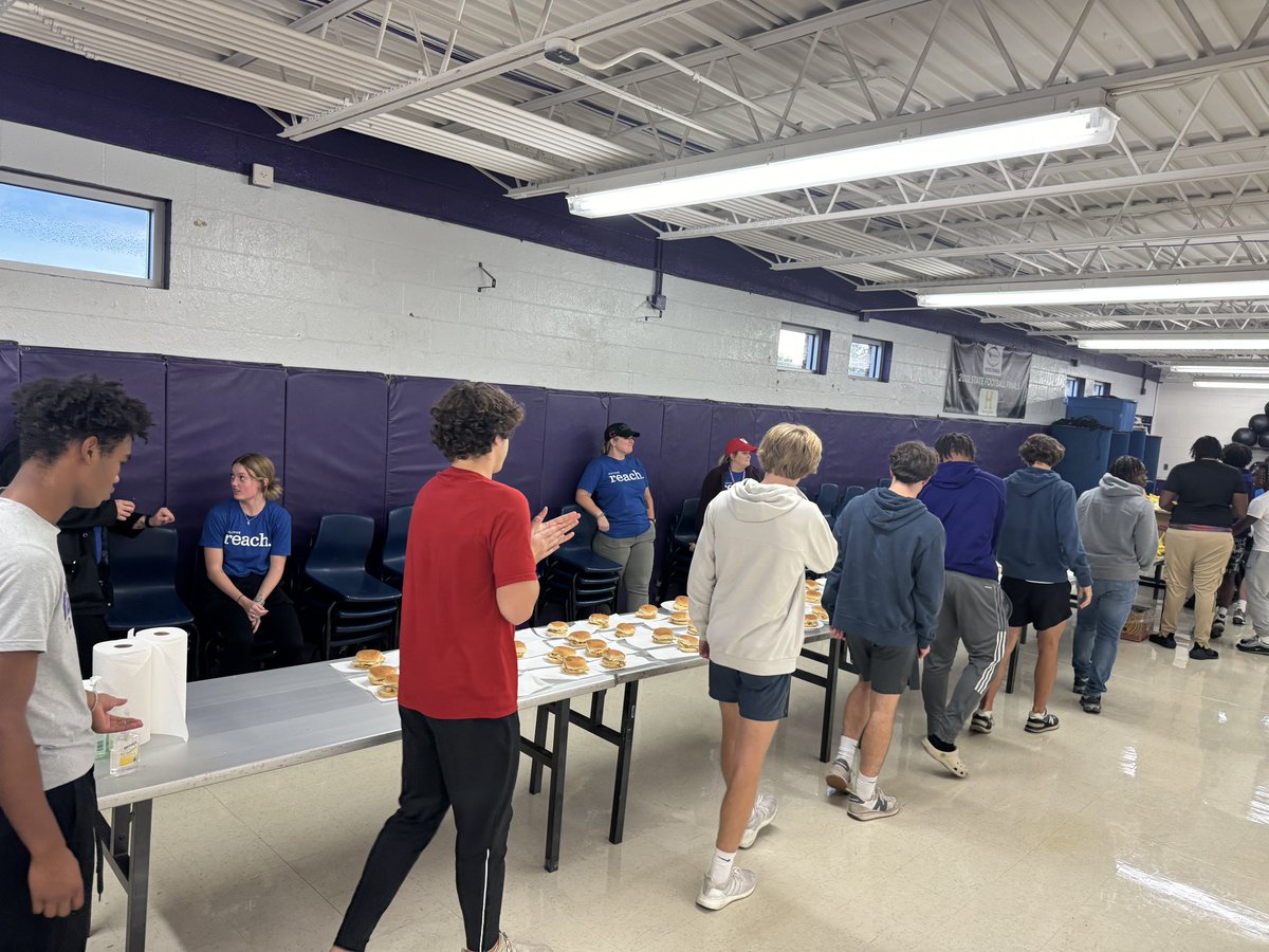 PurplesFootball's tweet photo. Appreciate @Hillvue feeding our team tonight! #ReachWeek! https://t.co/o4gxYTKv9u