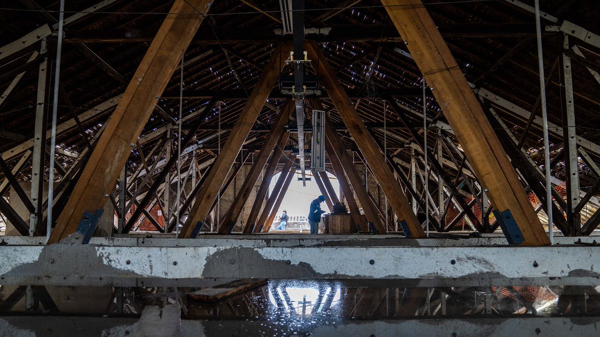 Comfama's tweet photo. Durante 2️⃣2️⃣0️⃣ años el Claustro ha sido testigo de la transformación arquitectónica y urbanística de Medellín 🏗️, ¡pero los roles han cambiado! Ahora somos nosotros los espectadores de una obra que inició en su interior hace dos años, bajo el propósito de restaurar el vínculo del patrimonio con las personas que habitamos sus espacios 🤩