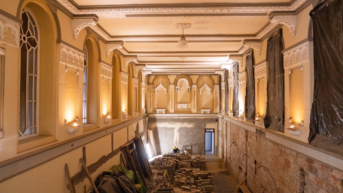 Comfama's tweet photo. Durante 2️⃣2️⃣0️⃣ años el Claustro ha sido testigo de la transformación arquitectónica y urbanística de Medellín 🏗️, ¡pero los roles han cambiado! Ahora somos nosotros los espectadores de una obra que inició en su interior hace dos años, bajo el propósito de restaurar el vínculo del patrimonio con las personas que habitamos sus espacios 🤩
