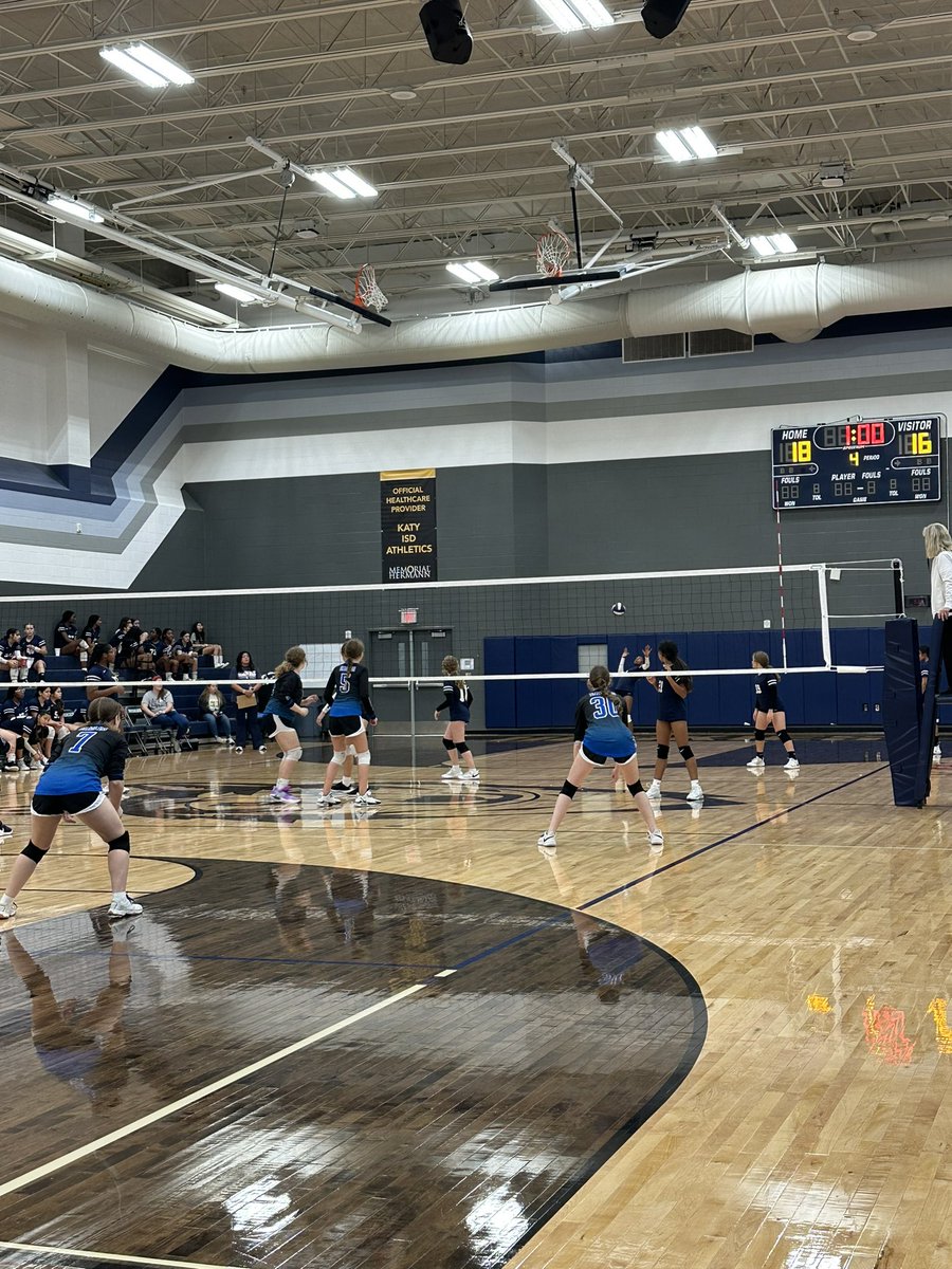 8B is on fire tonight! 🔥 1 set down, 1 more to go! 🏐 #WeareHaskett <a href="/HJH_Athletics/">Husky Athletics</a> #LadyHuskies <a href="/HaskettJH/">Haskett Junior High</a>