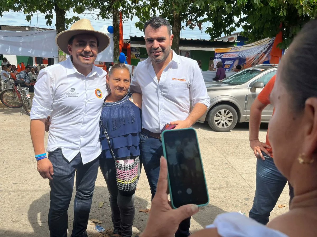 JRobertoSalazar's tweet photo. @soyconservador Este equipo #AzulRey 💙 🔵, a solo 10 días de las elecciones, trabaja hombro a hombro con @JorgeEmilioRey, quien será el gobernador de #Cundinamarca cumpliendo un plan de acción en beneficio de las comunidades de todo el departamento. https://t.co/E2PZJDIko5